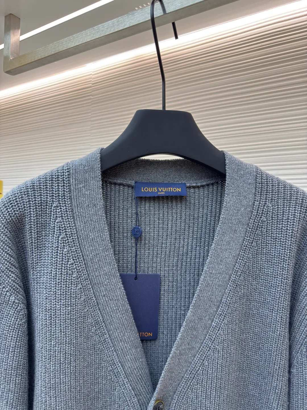 LOUIS VUITTON Pocket embroidered knitted cardigan ●Authentic product: Purchased and developed in 19800 ●Item number: 1680528-B15 ●Fabric: wool blended fabric ●Technology: Knitting ●Version: loose fit ●Weight: about 880 grams ●Size: XS-S-M-L ●Description: Made of high-quality wool blended fabric, it is soft to the touch and extremely comfortable to wear. It also has good warmth retention and breathability; every stitch of embroidery is accurately placed, the embroidery threads are arranged tightly and evenly, the lines are smooth and natural, and there is no sense of clutter; the knitted texture is uniform It is even and tight, and the stitching method is extremely delicate whether it is the body, cuffs, collar, etc., and makes the overall structure of the sweater more stable and less likely to deform; the edges of the buttonholes are flat, and there will be no off-line; the connection between the pockets and the body is natural and smooth, without any abruptness. The overall wiring is straight and delicate, the fabric is comfortable and soft, and the color is consistent without color difference. It can be matched with the same style to create a fashionable look and control various occasions. Customized accessories, complete with three standards, same style for men and women!